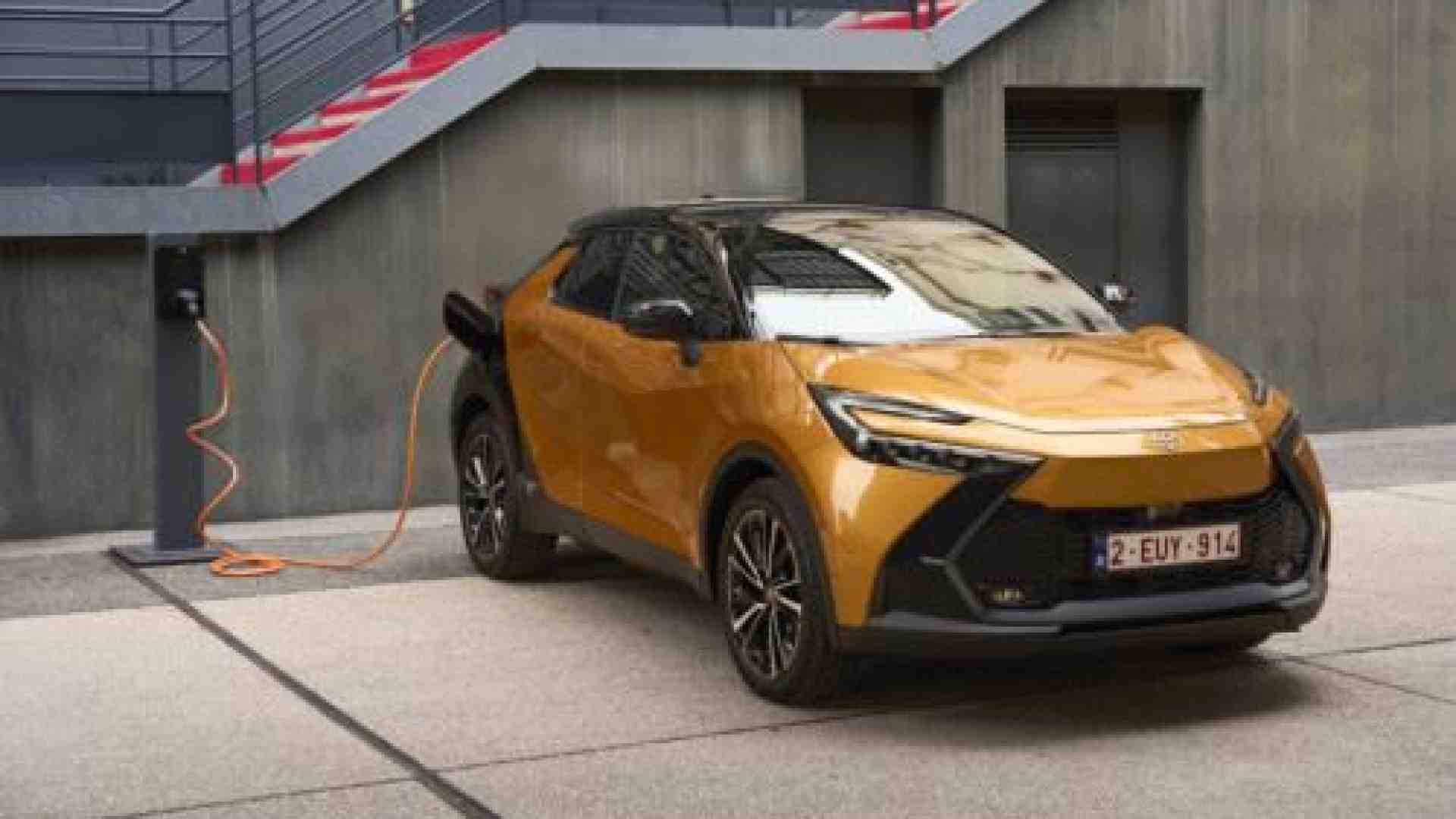 Immagine di Toyota CH-R si attacca alla spina e fa il pieno di intelligenza