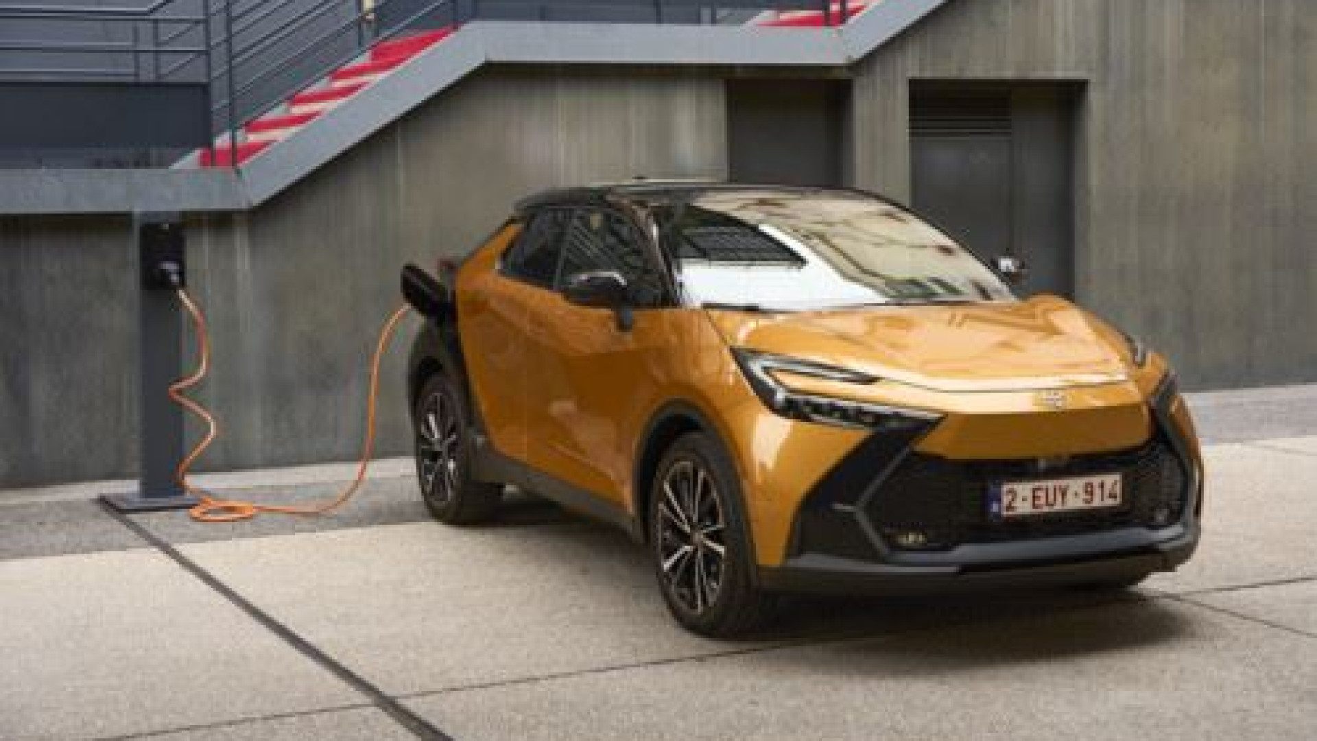 Immagine di Toyota CH-R si attacca alla spina e fa il pieno di intelligenza