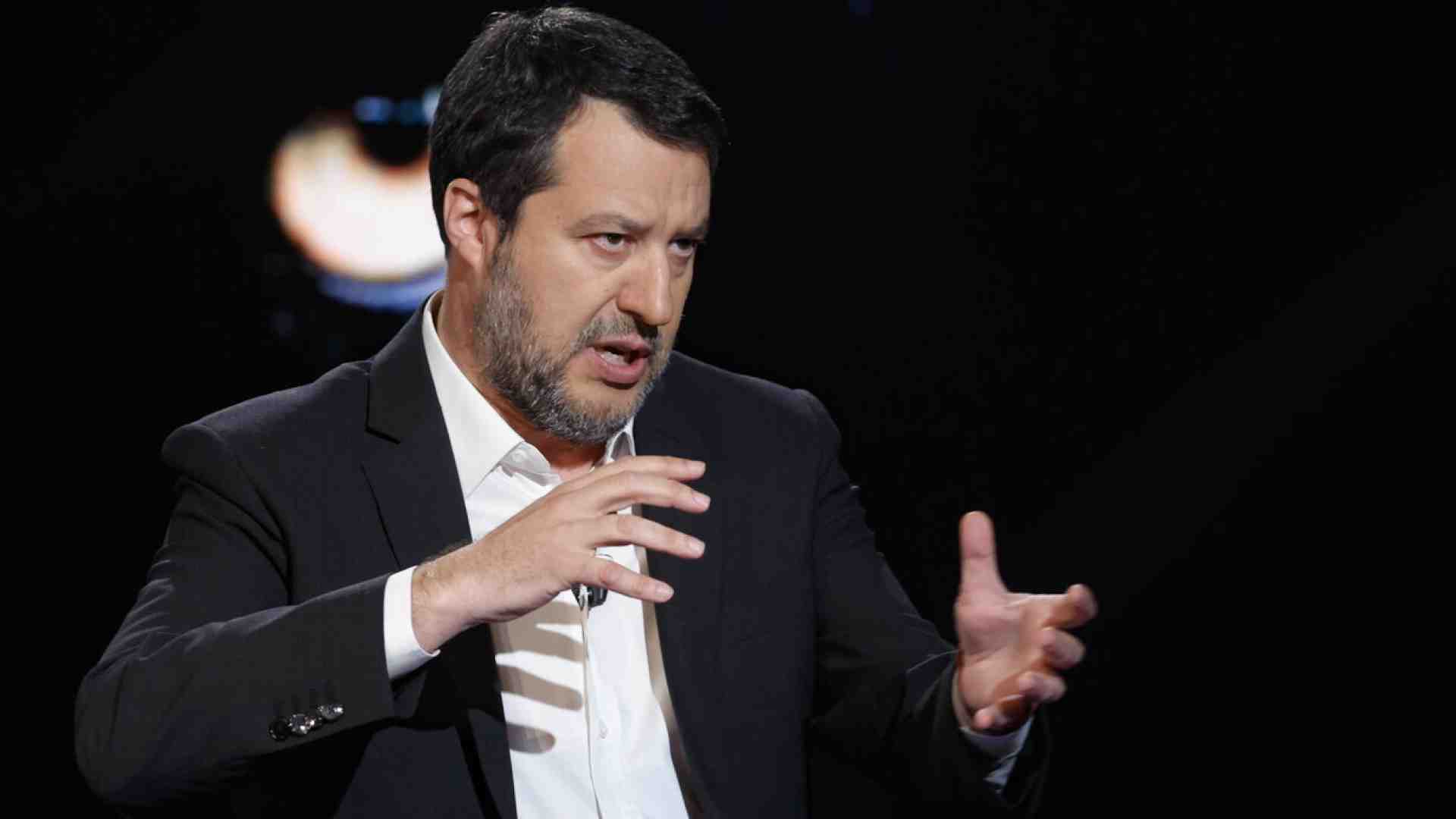 Immagine di Matteo l'apostata: così Salvini disconosce Putin alla vigilia della mozione di sfiducia. Su spinta di Meloni