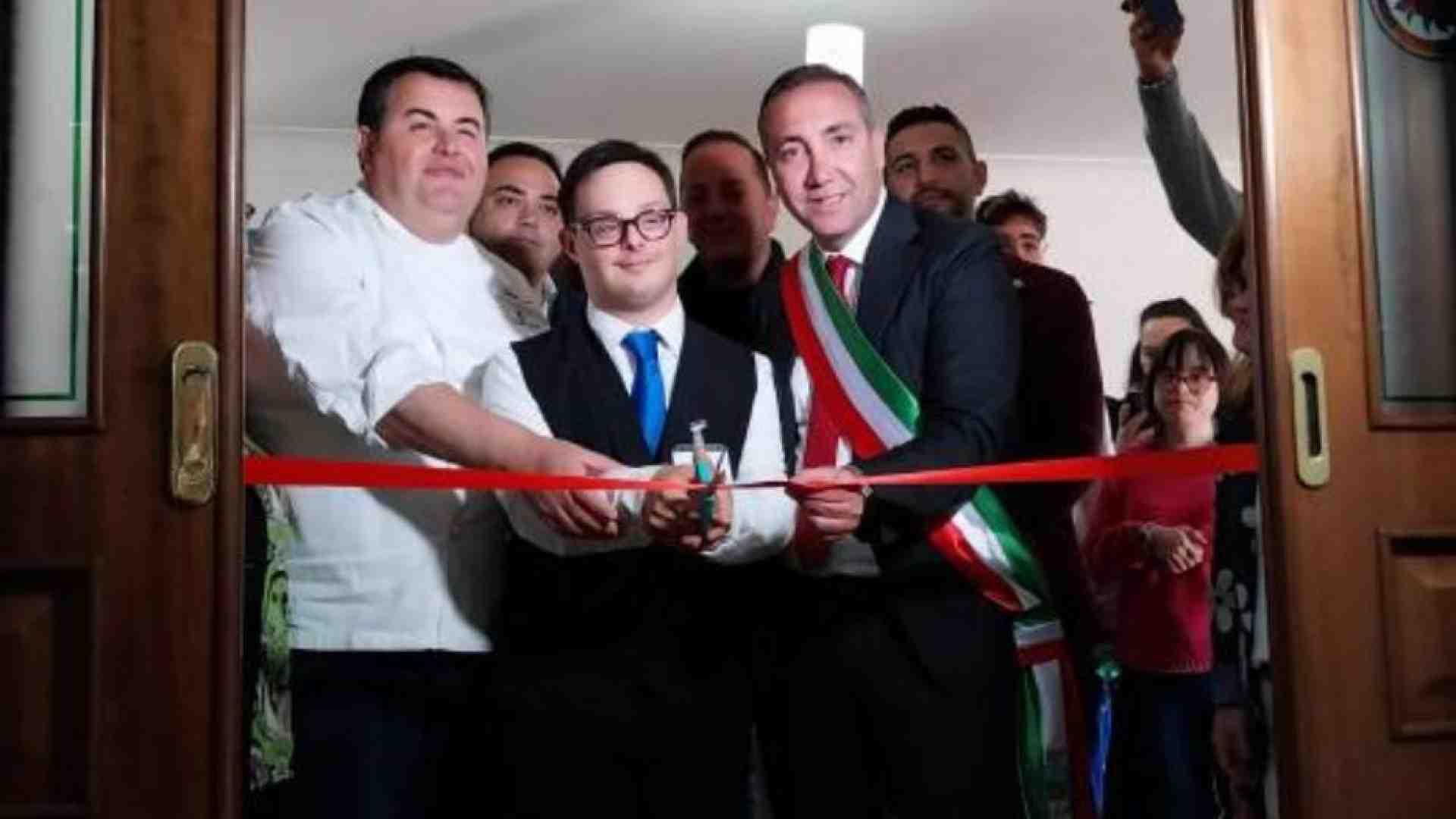 Immagine di I ragazzi down a lezione di alta cucina nell’ex casa del boss