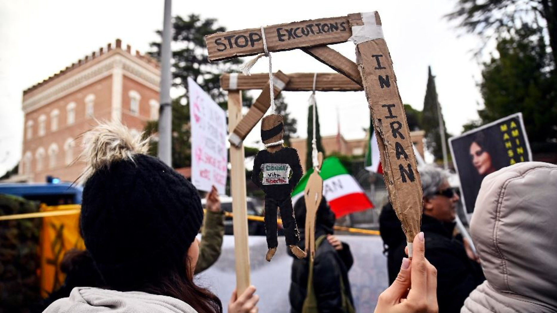 Immagine di Iran, il boia non si ferma più: nel 2023 oltre 850 esecuzioni