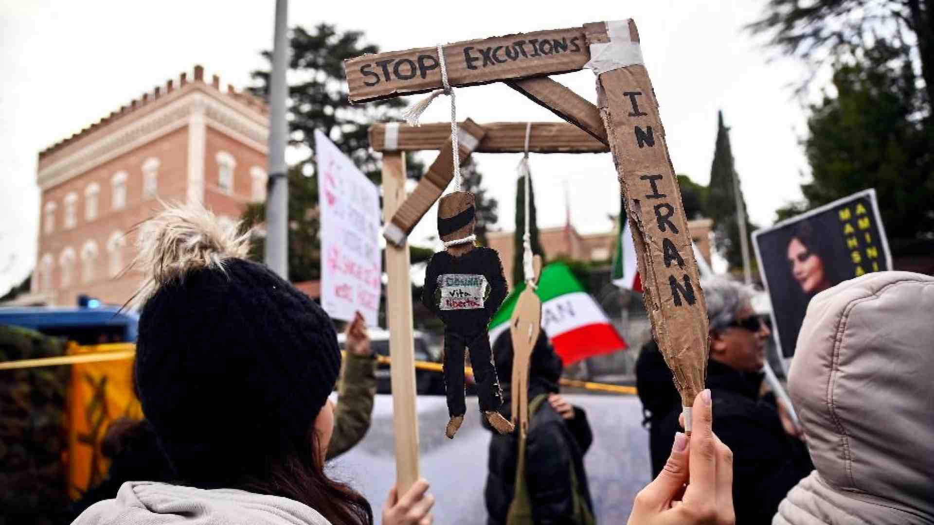 Immagine di Iran, il boia non si ferma più: nel 2023 oltre 850 esecuzioni