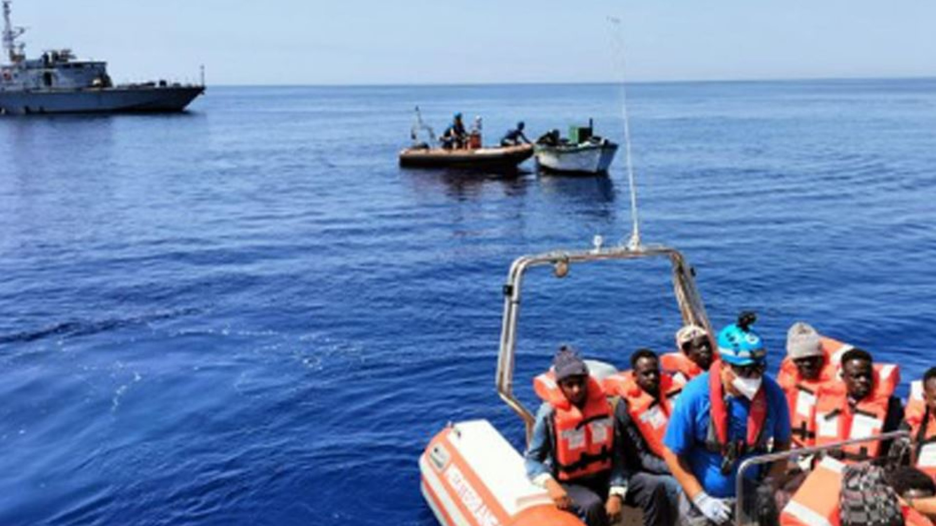 Immagine di La Mare Jonio salva 58 migranti, i libici sparano