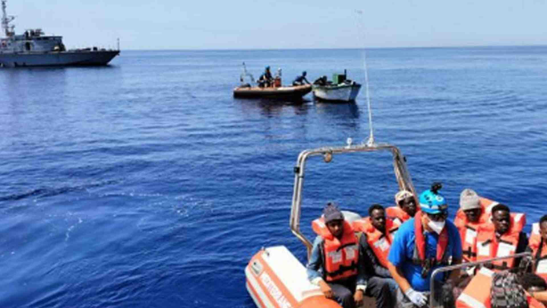 Immagine di La Mare Jonio salva 58 migranti, i libici sparano