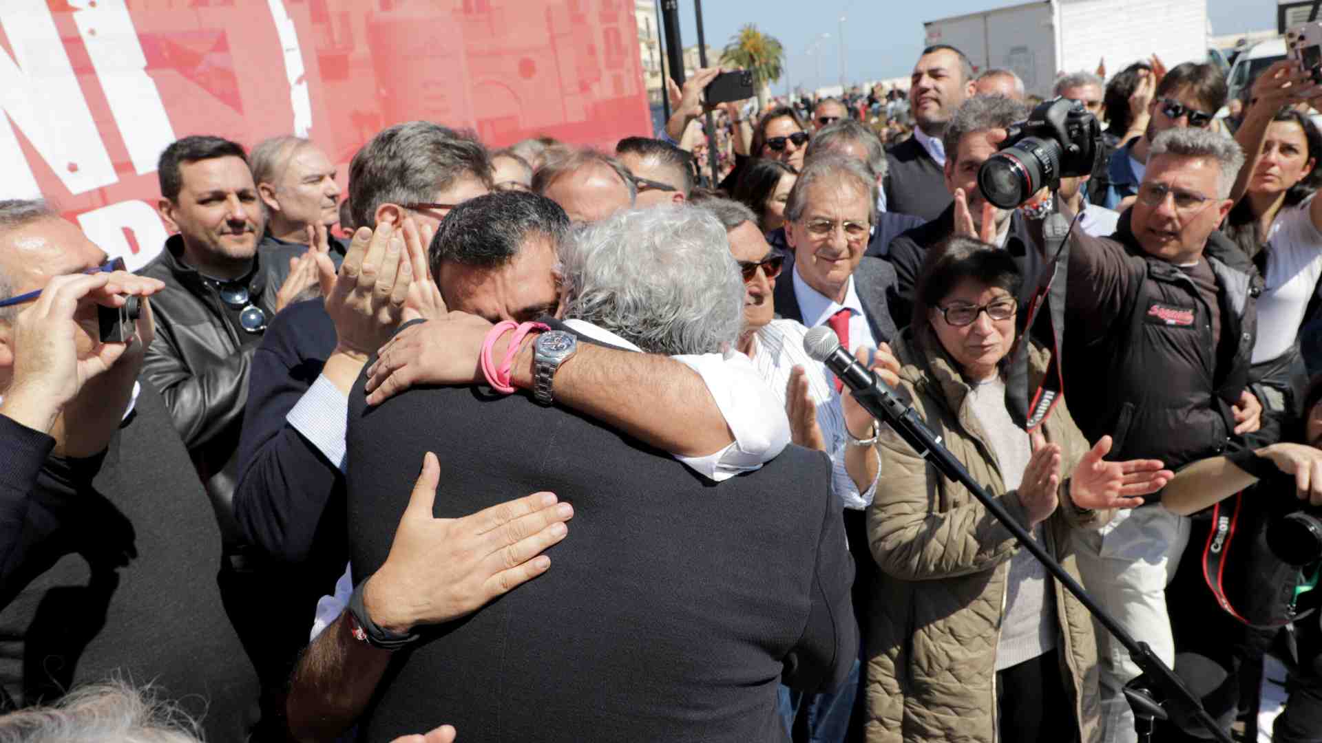 Immagine di Altro che "giù le mani da Bari". Dopo l’omicidio, ancora arresti. E Conte si sfila dal Pd