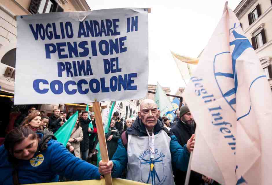 Un manifestante durante lo sciopero di medici, infermieri e personale sanitario dello scorso 5 dicembre a Roma - foto via Getty Images