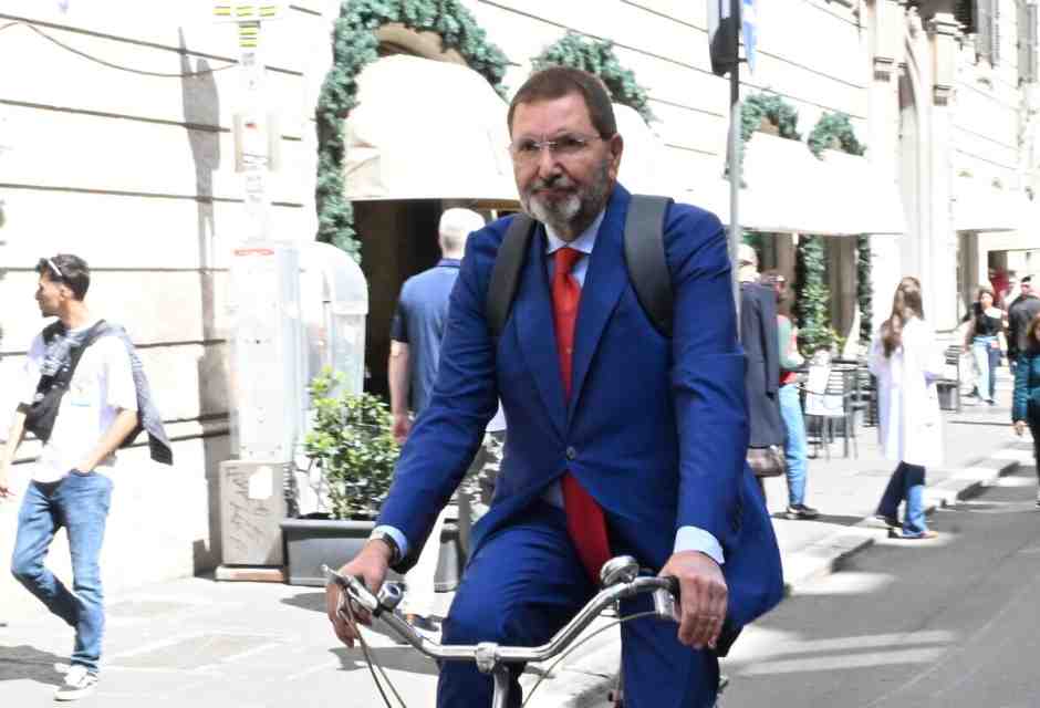 &nbsp;Ignazio Marino in bicicletta - foto Ansa