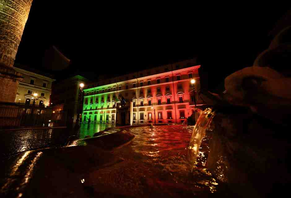 Palazzo Chigi, illuminato con i colori dell'Italia (LaPresse)
