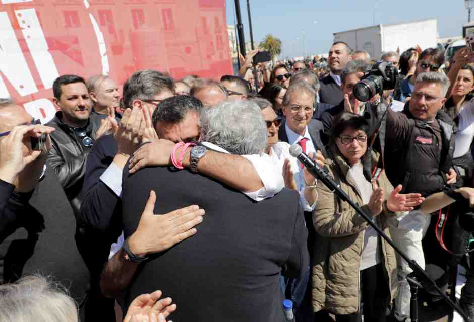 Altro che "giù le mani da Bari". Dopo l’omicidio, ancora arresti. E Conte si sfila dal Pd