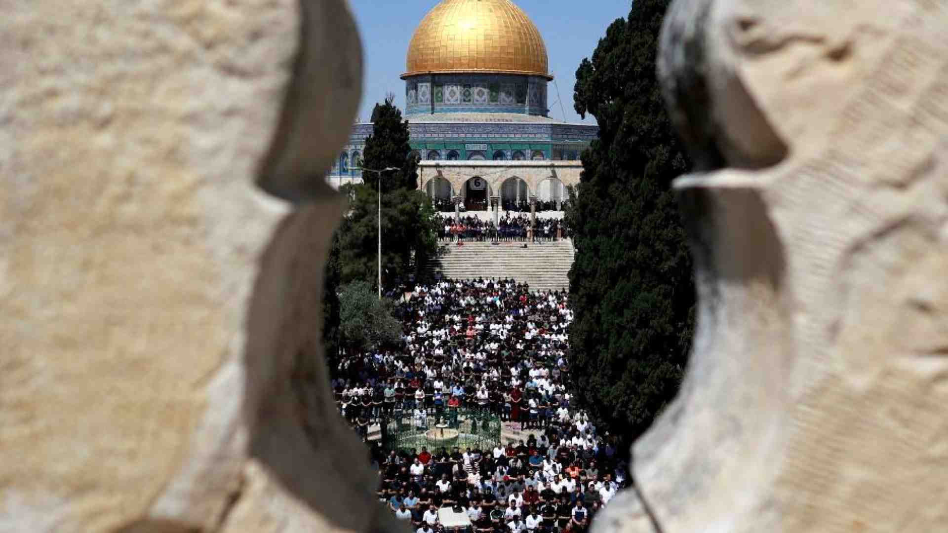 Immagine di Il giorno più lungo di Gerusalemme: 100mila ad al-Aqsa, «l'Iran colpirà»