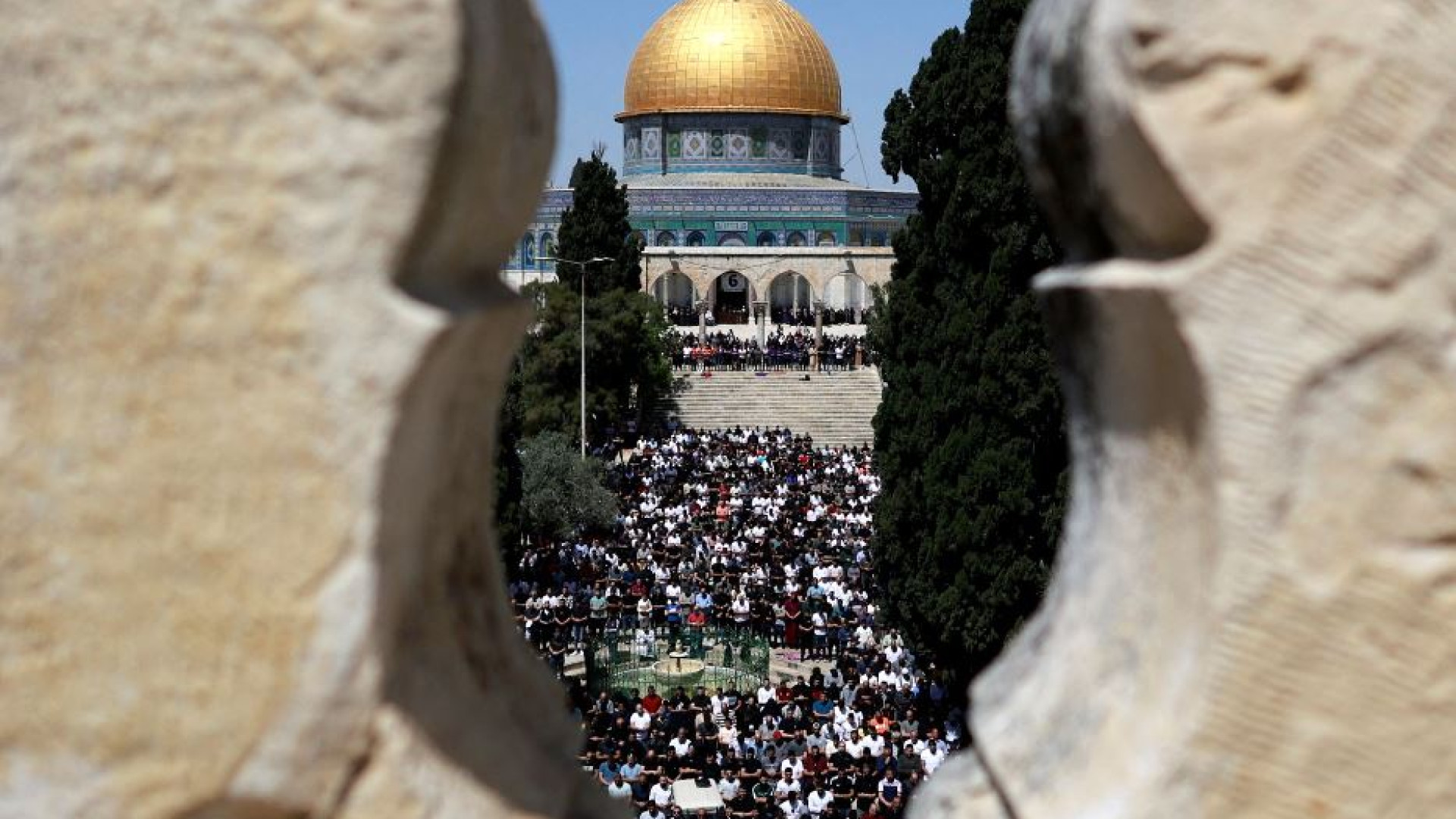 Immagine di Il giorno più lungo di Gerusalemme: 100mila ad al-Aqsa, «l'Iran colpirà»