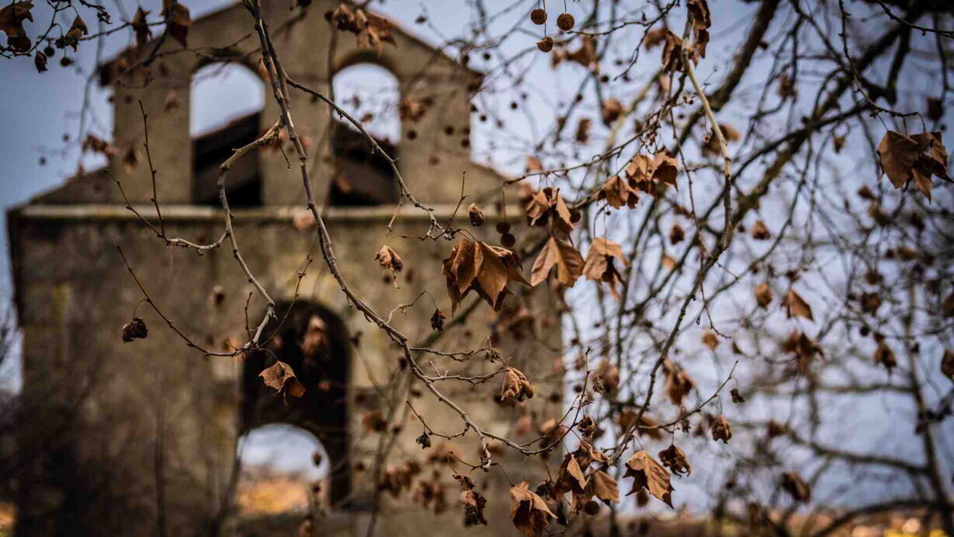 Immagine di Nei paesi morti appaiono i tricolori, simboli della patria perduta