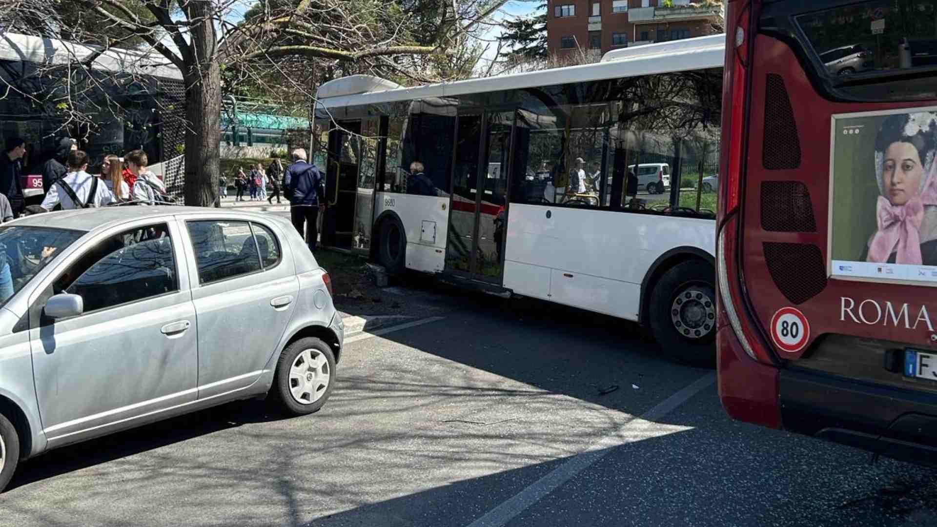 Immagine di Roma, scontro fra bus: 15 feriti, codice rosso per una bimba di due mesi