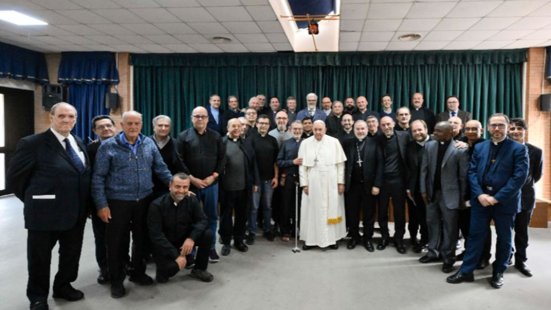 Immagine di Il Papa in mezzo ai "suoi" preti di periferia
