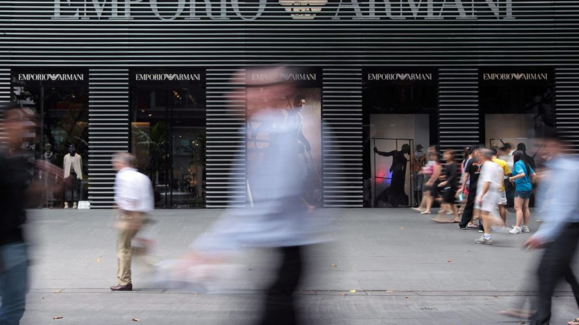 Immagine di Turni massacranti e sfruttamento, un'altra bufera sulla moda. Tocca ad Armani