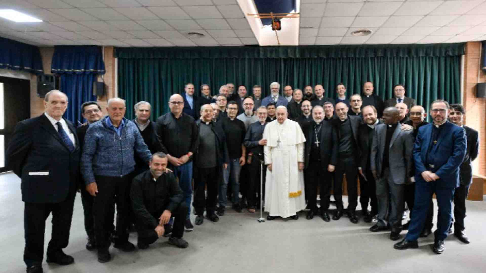 Immagine di Il Papa in mezzo ai "suoi" preti di periferia