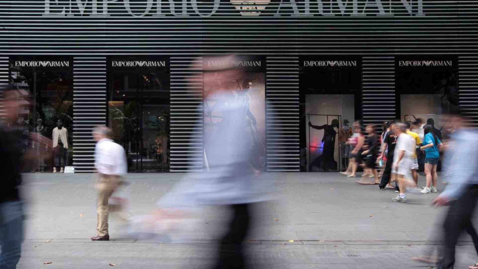Immagine di Turni massacranti e sfruttamento, un'altra bufera sulla moda. Tocca ad Armani