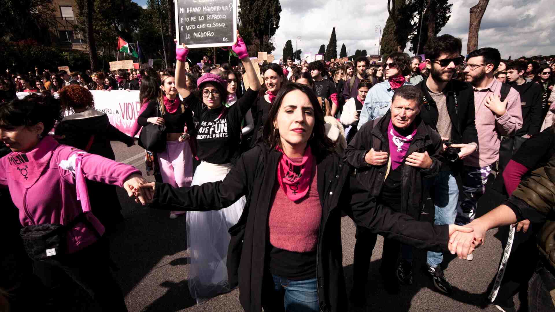 Immagine di Dalle suffragette all’attivismo online: i movimenti delle donne a confronto col potere