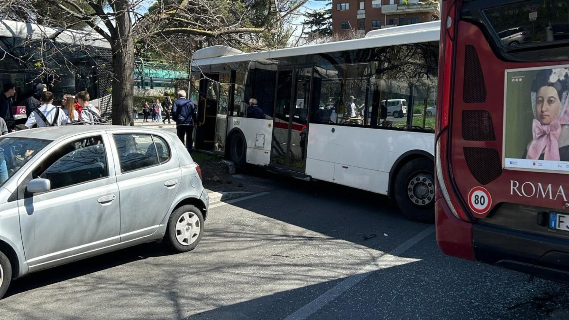 Immagine di Roma, scontro fra bus: 15 feriti, codice rosso per una bimba di due mesi