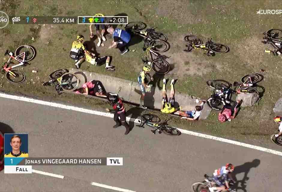 Un'immagine della caduta durante la quinta tappa del Giro dei Paesi Baschi 2024