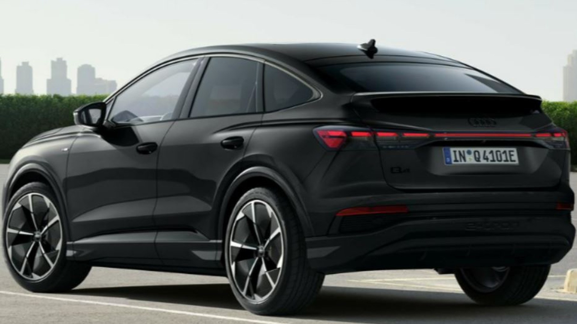 Immagine di Pare identica, ma è tutta nuova: ecco come è cresciuta l'Audi Q4 e-tron