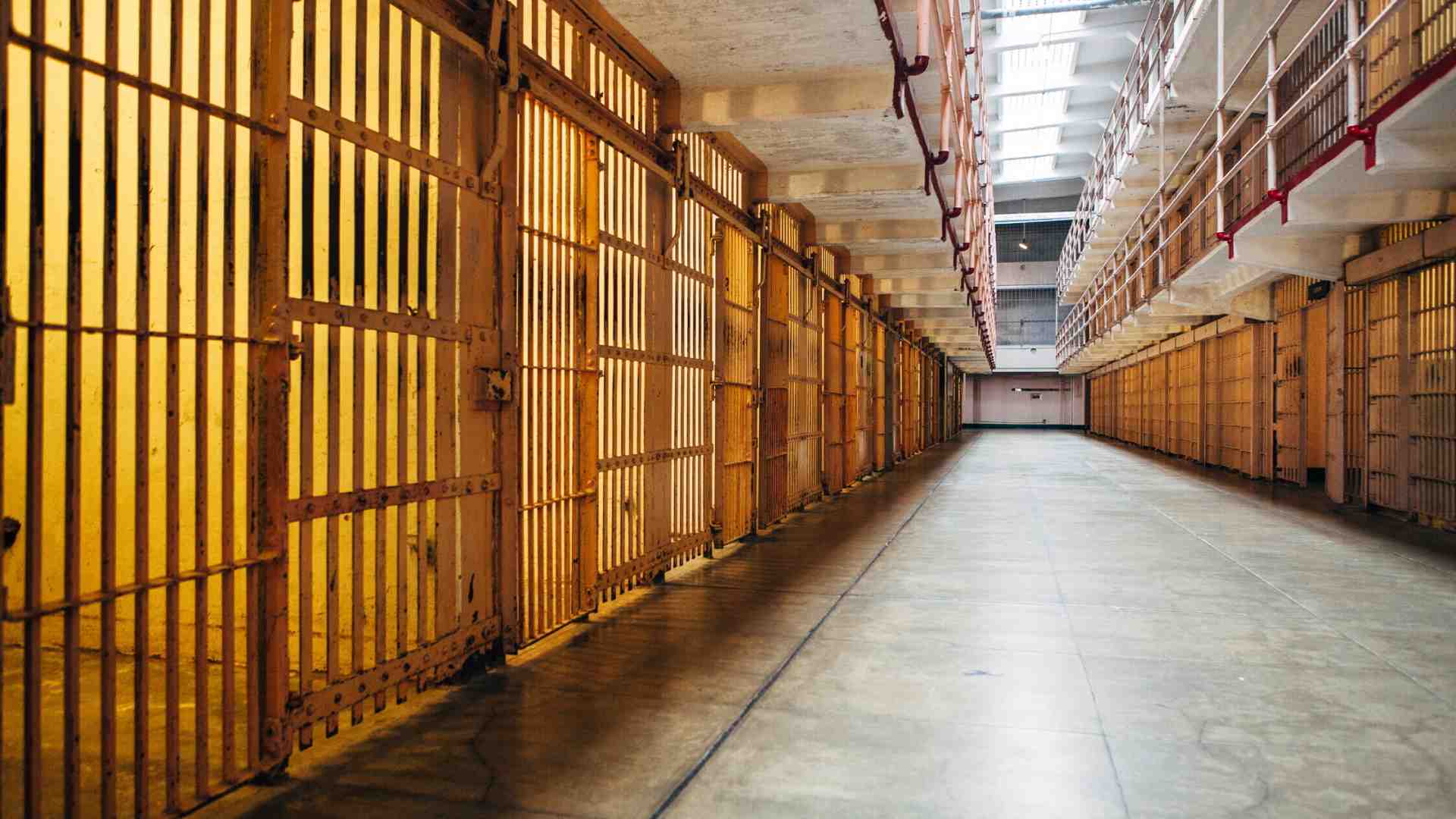 Immagine di Le nostre prigioni. Ogni carcere è un’isola e le storie si infilano una dentro l’altra come onde