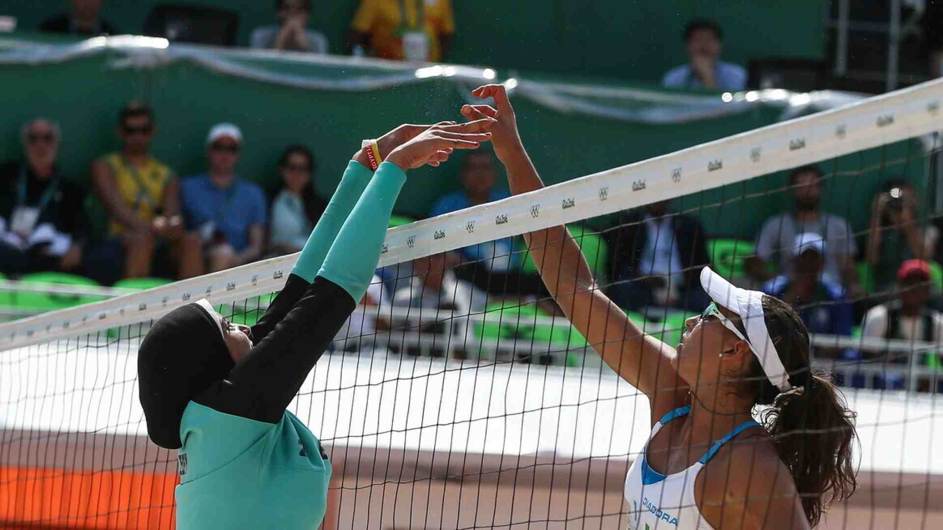 Immagine di Giocare a volley con il chador. Parla la coach Alessandra Campedelli