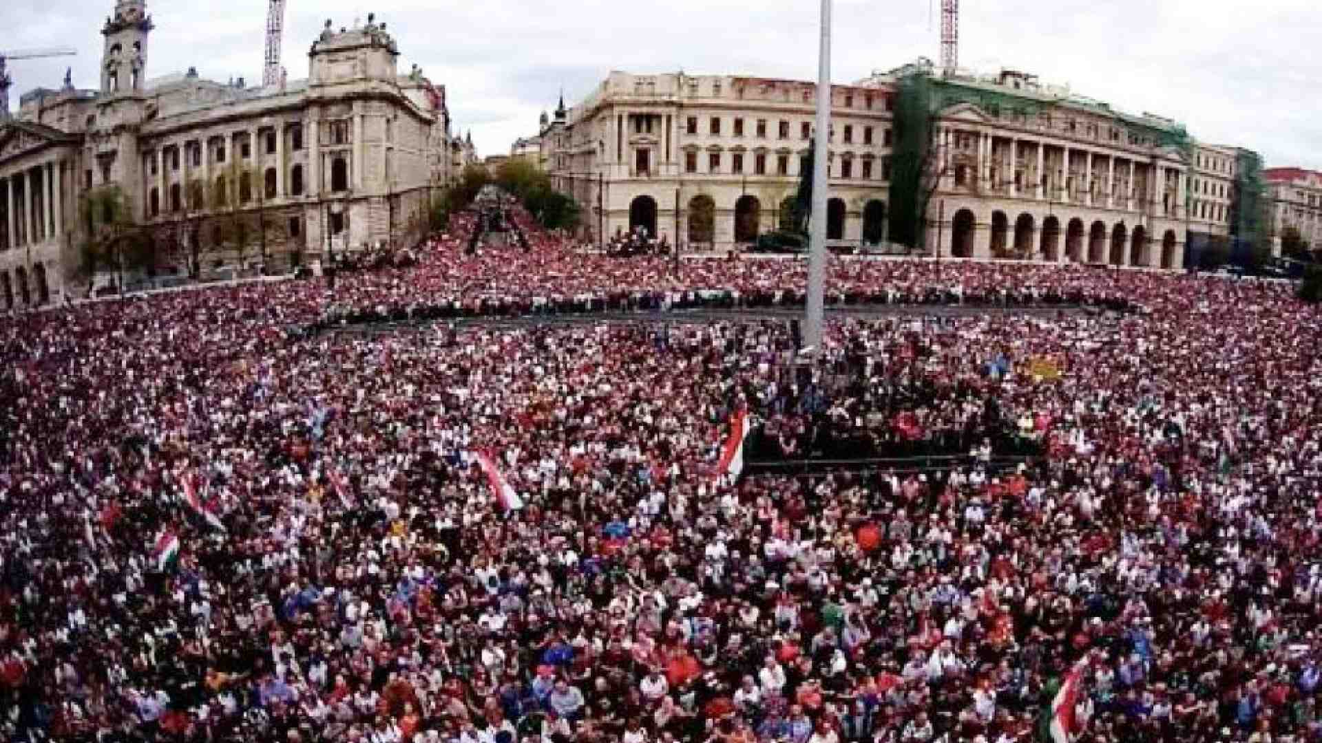 Immagine di La sfida di Magyar: «Siamo centomila in piazza a Budapest per cacciare Orbán»