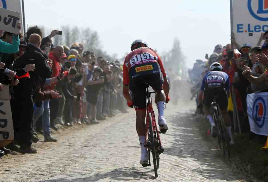 Un'immagine della Parigi-Roubaix del 2023 (foto Getty Images)