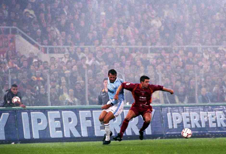 &nbsp;Vincent Candela e Giuseppe Favalli in azione durante Roma-Lazio del 1-11-1997 (foto LaPresse)<br />