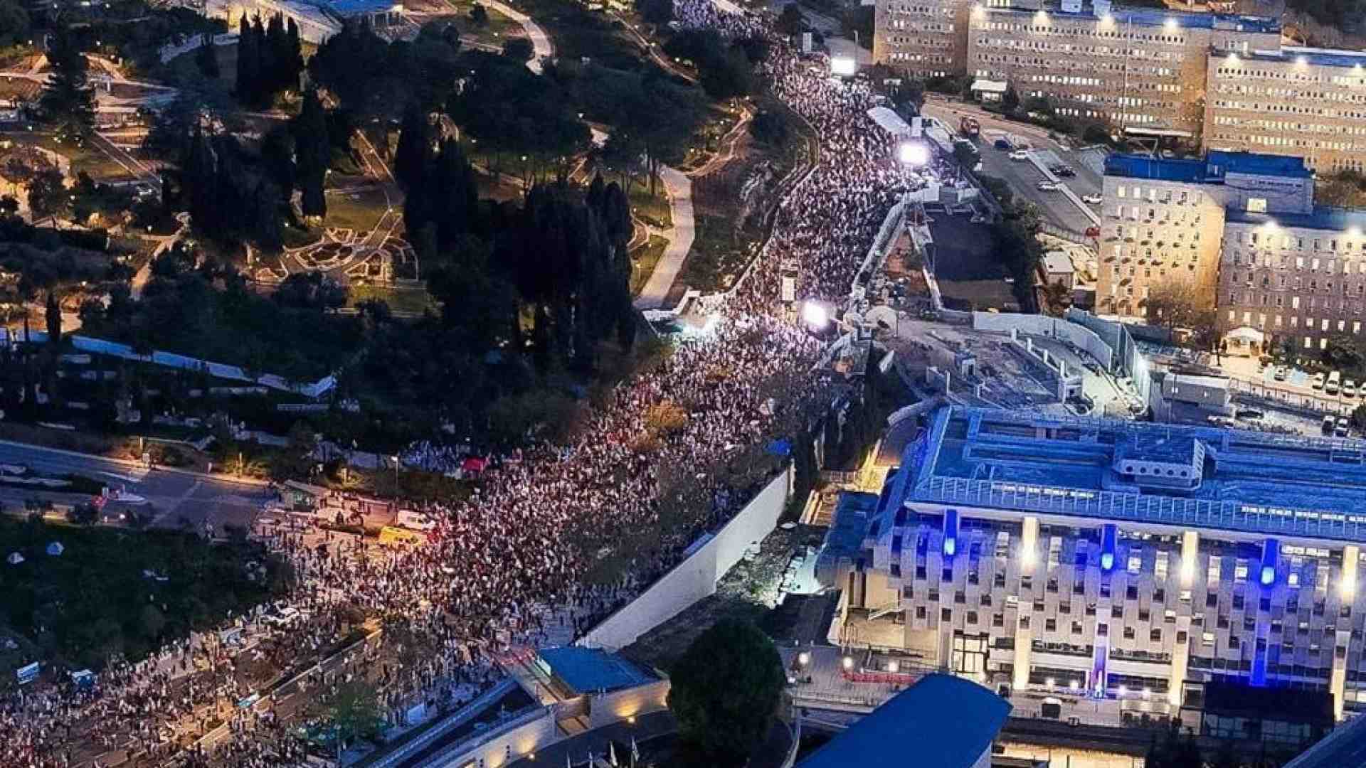 Immagine di Netanyahu accusato da ex 007 e generali: «Impedisce il ritorno degli ostaggi»