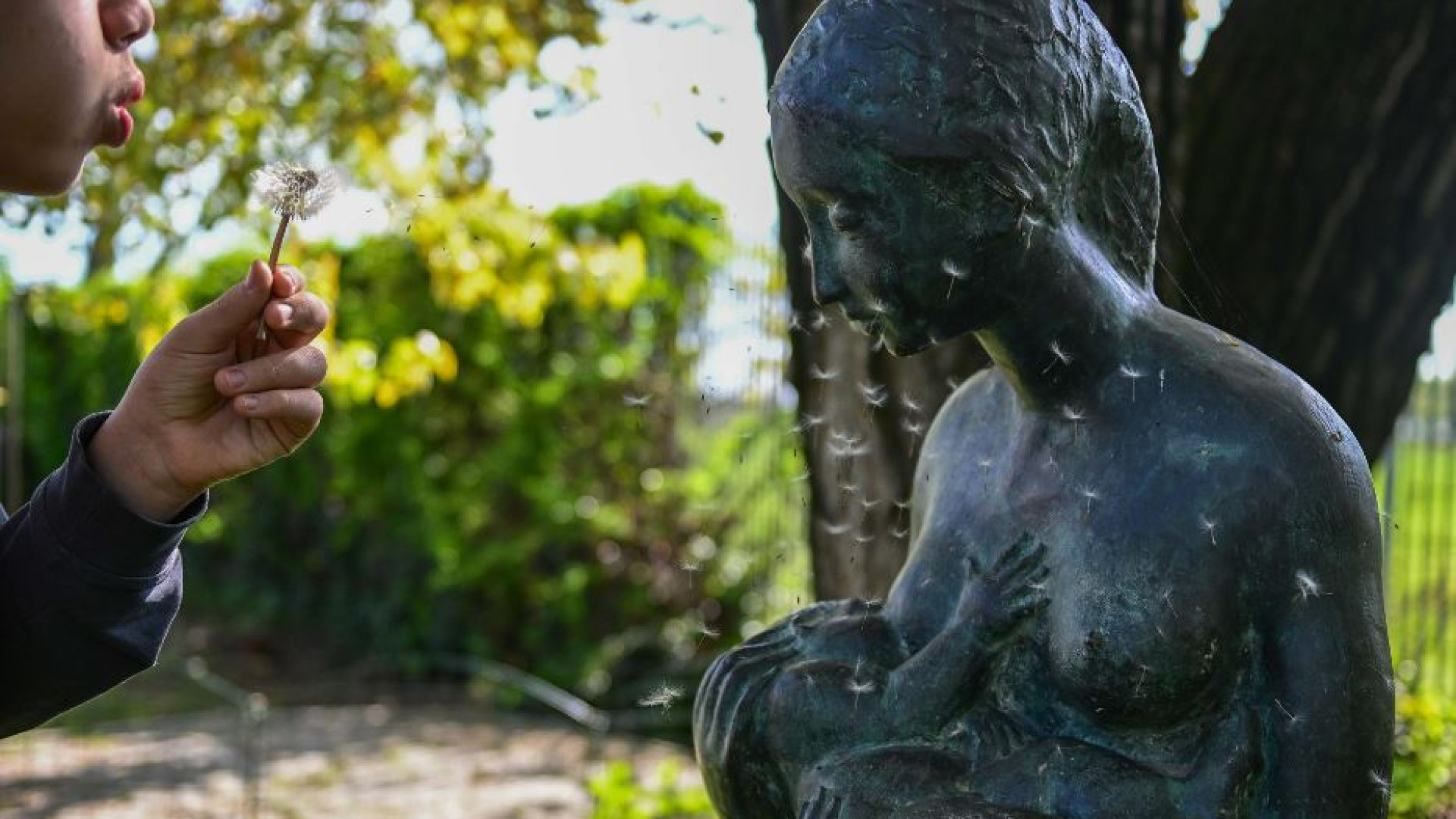 Immagine di La statua della donna che allatta, Sala: sia collocata vicino alla Mangiagalli