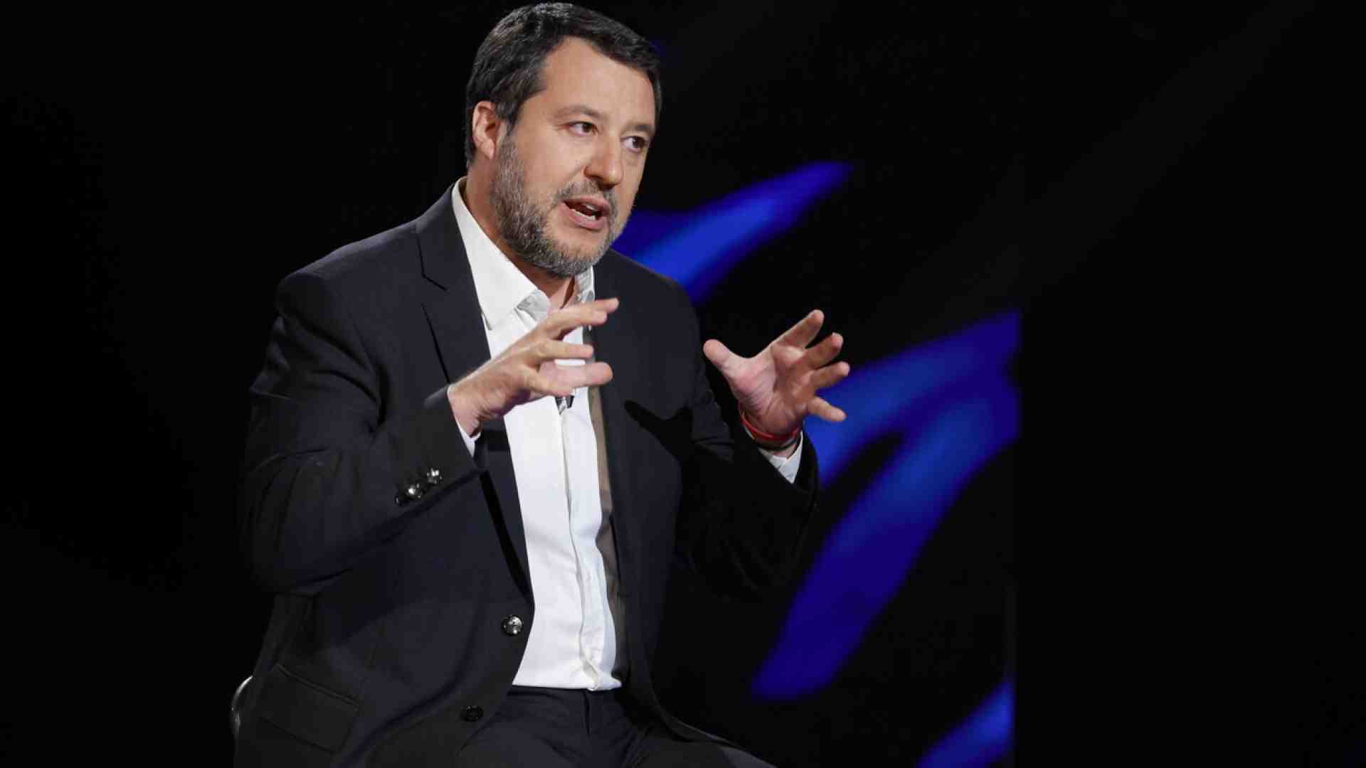 Immagine di Salvini tra Putin e il dissenso leghista