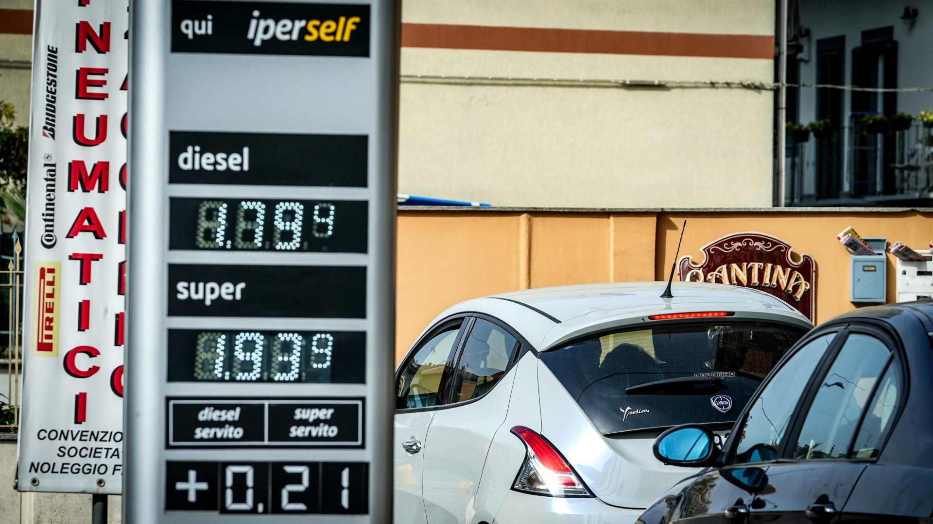 Immagine di In autostrada la benzina è arrivata a costare 2,5 euro al litro