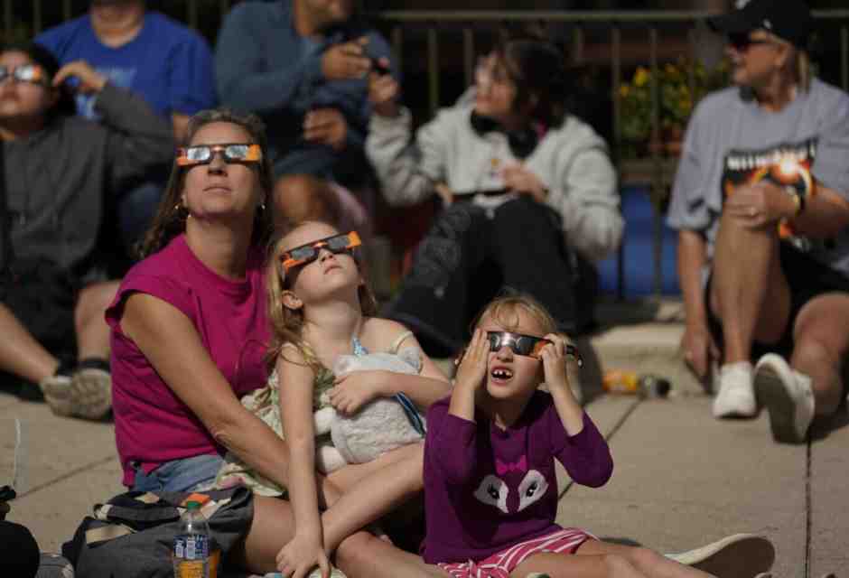 Milioni di persone con gli occhi puntati sull'eclissi. Il boom del turismo