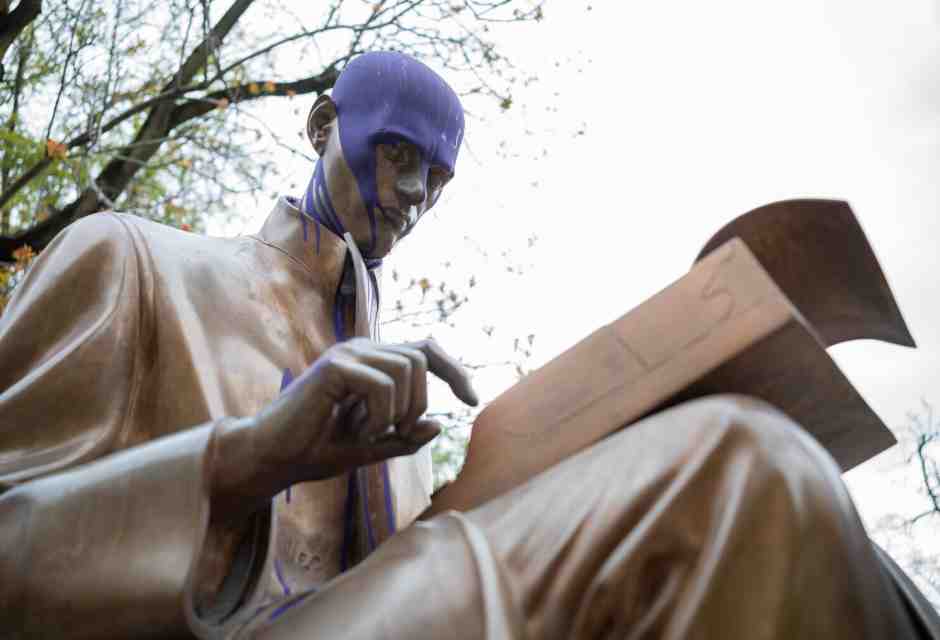 La statua di Indro Montanelli a Milano, imbrattata di vernice - foto Ansa