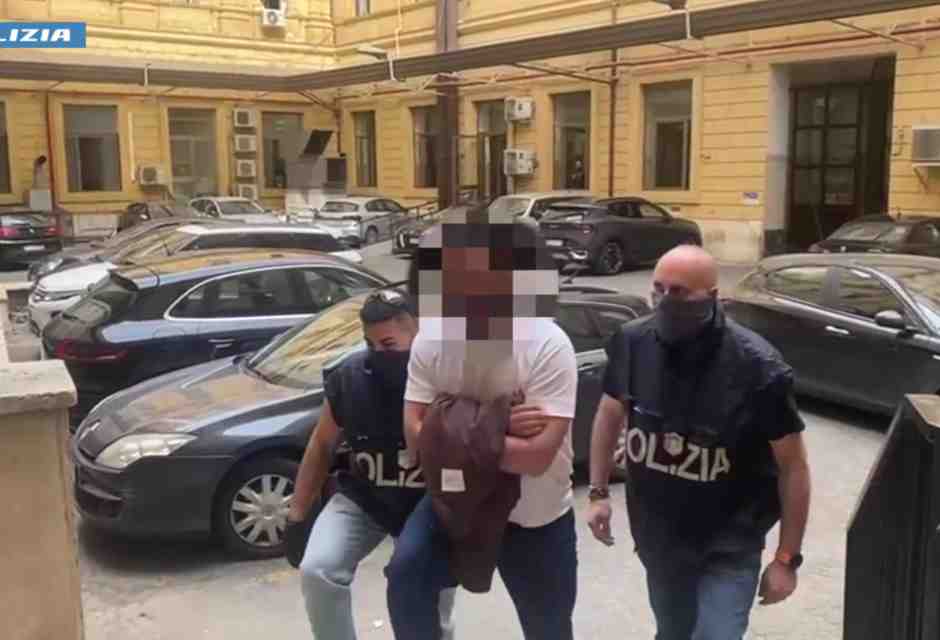 L'uomo arrestato a Fiumicino con l'accusa di terrorismo e di affiliazione allo stato islamico - foto Ansa