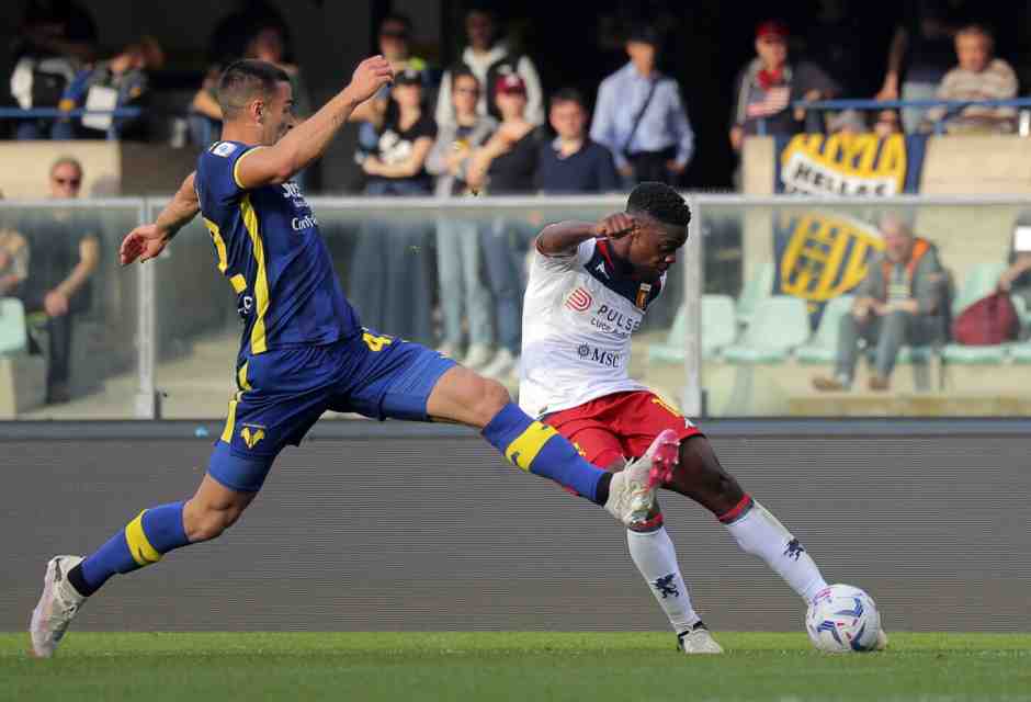 L'attaccante del Genoa Caleb Ekuban (foto LaPresse)
