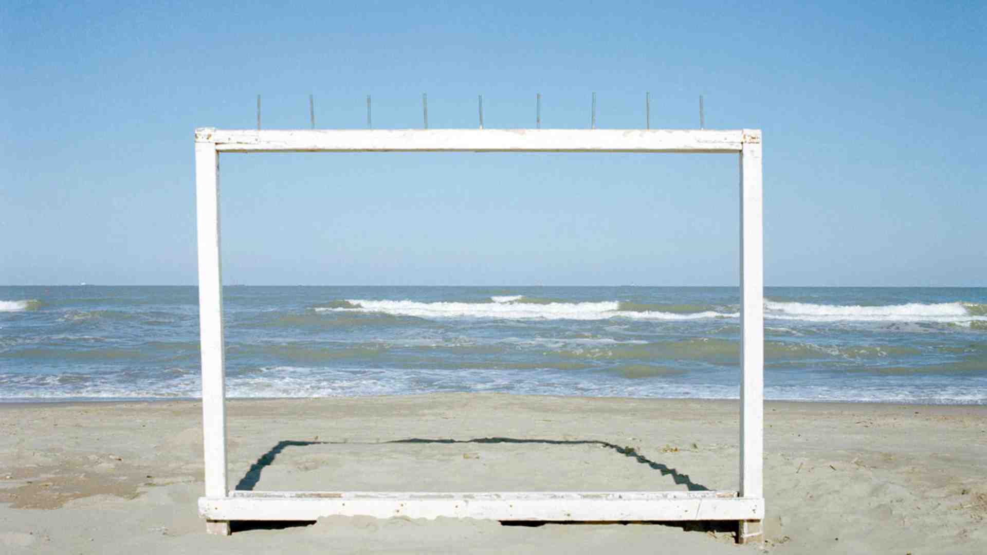 Immagine di Il turismo è disamore e ignoranza. Seguire l'esempio di Luigi Ghirri