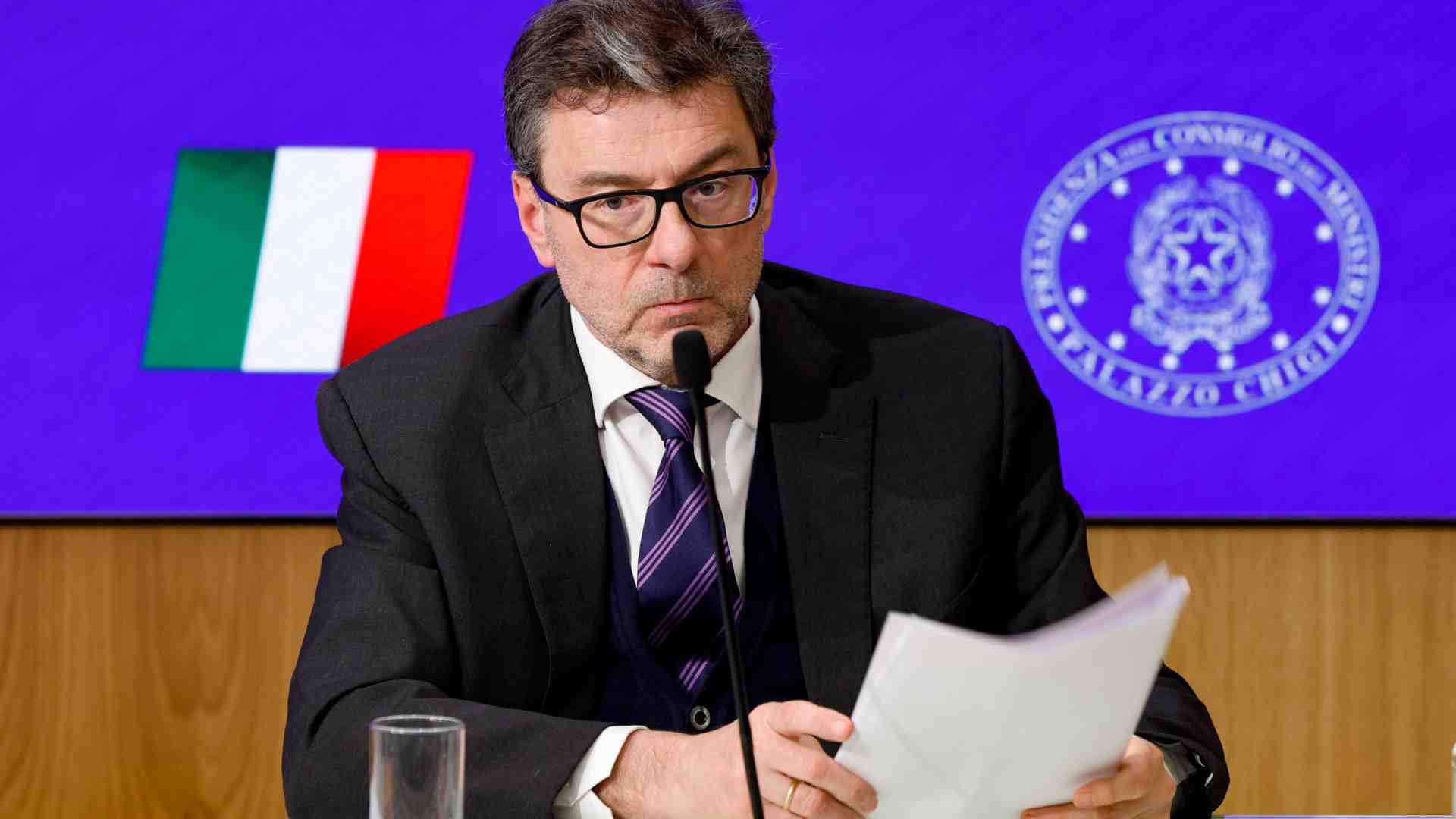 Immagine di Def, crescita all'1% e debito in risalita. Giorgetti: nuovi tagli alla spesa