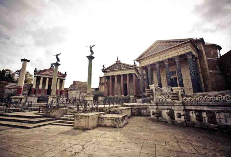 un set cinematografico a Cinecitt&agrave; (foto Ansa)