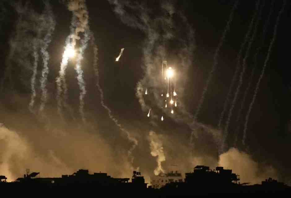 Razzi israeliani su Gaza (foto LaPresse)