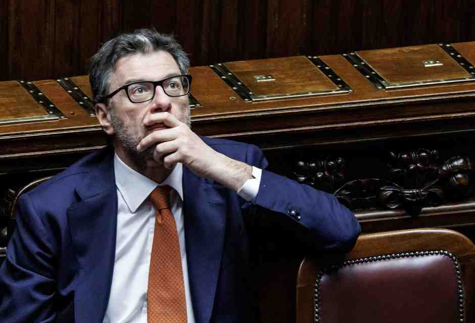 A messa con Giancarlo Giorgetti. Dio, bilancio e uomini che gli chiedono una grazia