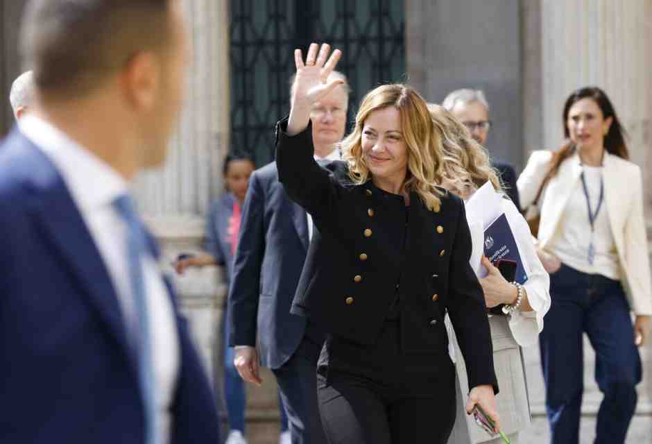 Meloni prepara il "Giorgia beach party" per il lancio della candidatura. Allertati i ministri
