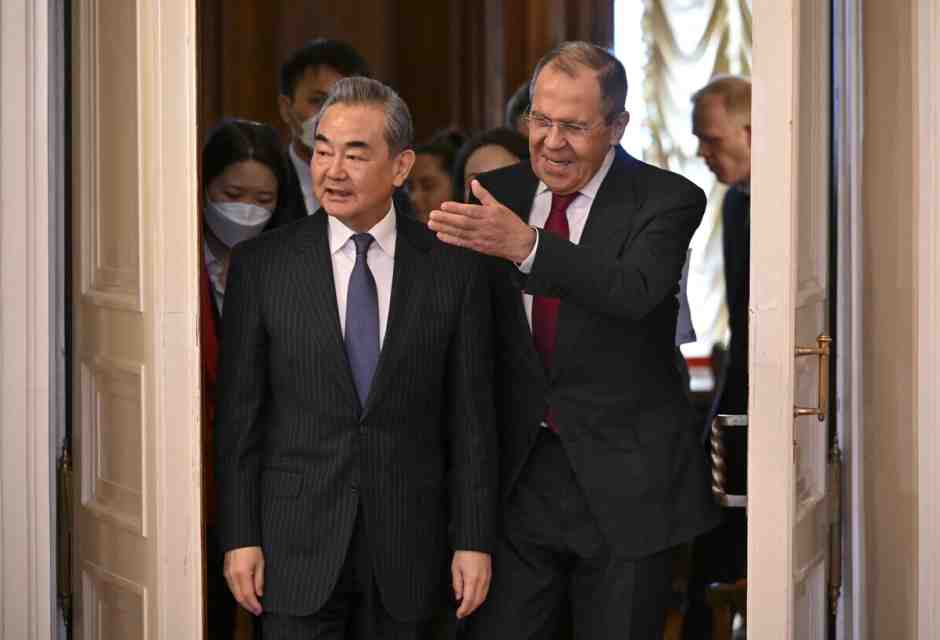 La Cina fa finta di non essere il salvavita di Putin. Poi accoglie Lavrov a Pechino