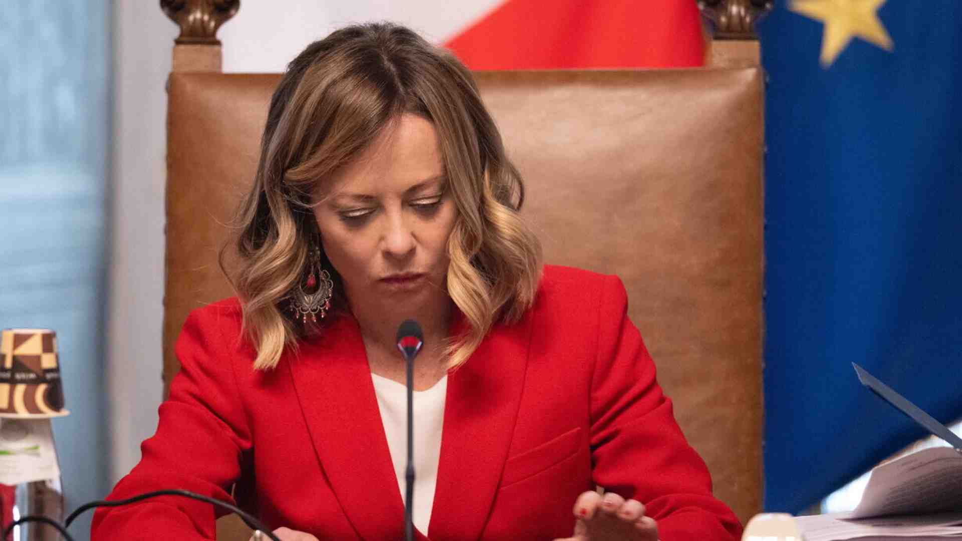 Immagine di Meloni non ha gettoni elettorali per le europee e si butta sull'immigrazione. A partire dal piano Albania