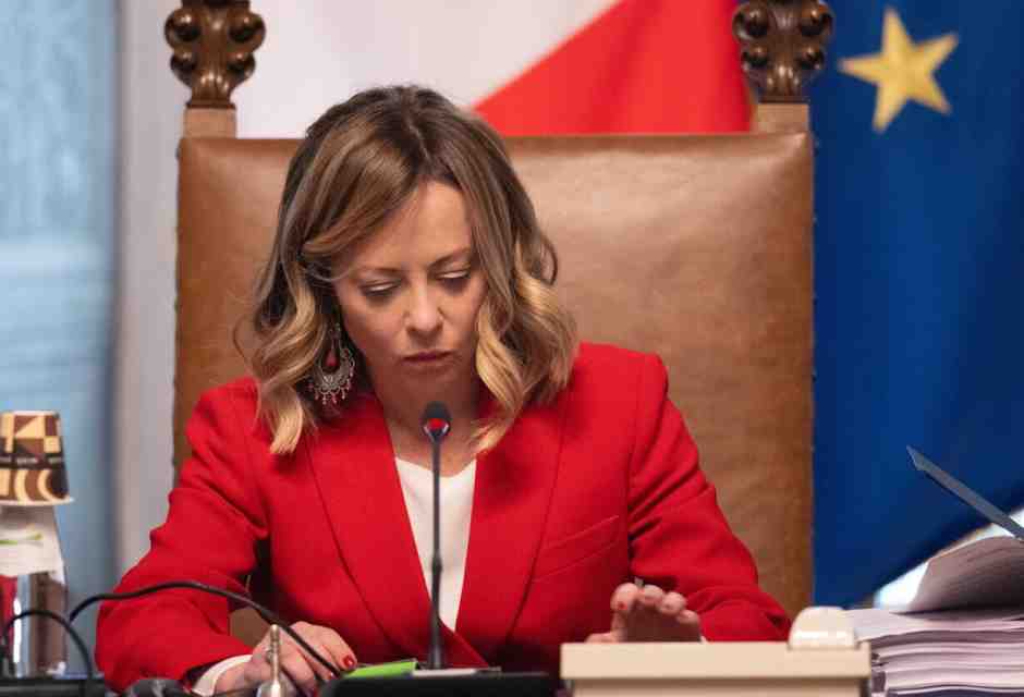 Meloni non ha gettoni elettorali per le europee e si butta sull'immigrazione. A partire dal piano Albania