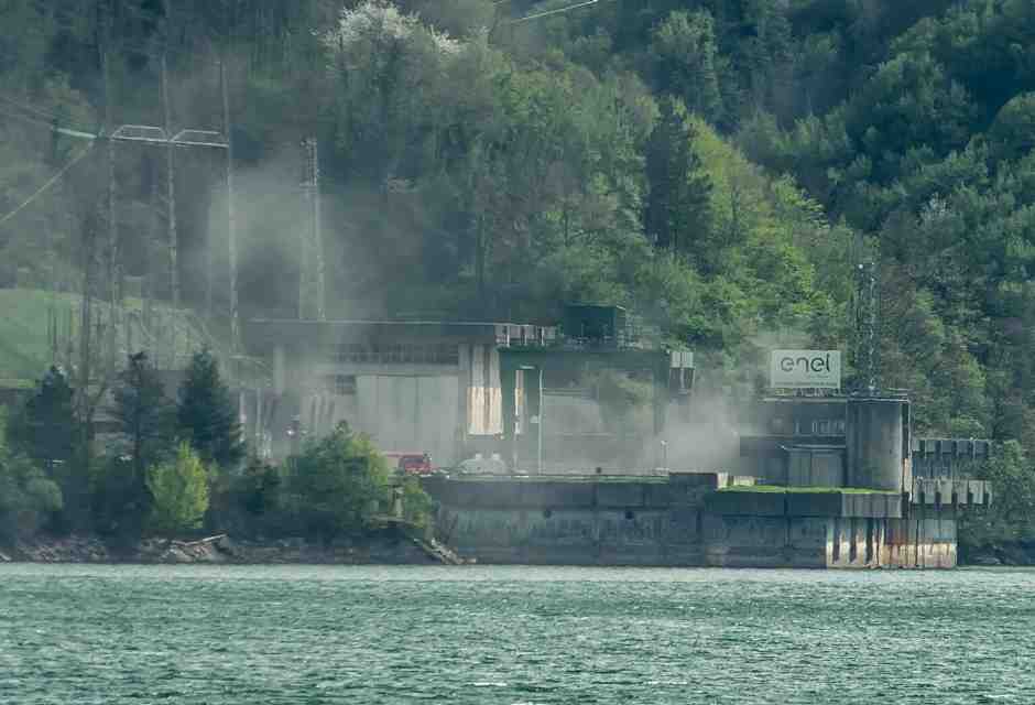Il fumo dell'esplosione nella diga del Lago di Suviana - foto da Facebook