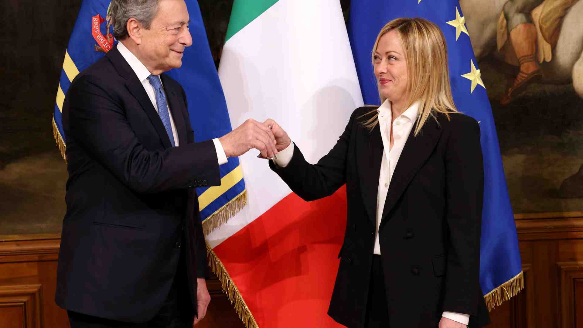 Immagine di L'abbraccio mozzafiato tra Draghi e Meloni esiste già. Le prove su economia, esteri e migranti