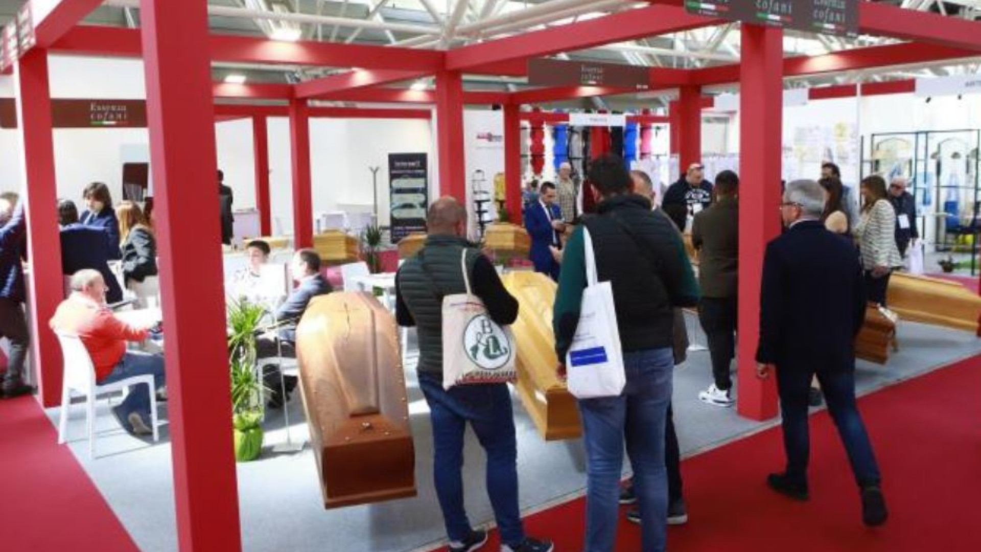 Immagine di Alla fiera del funerale, dove la morte si fa degna. E molto tecnologica